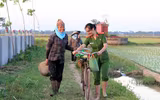 Những chiến sĩ công an hăng hái xuống đồng giúp dân cấy lúa