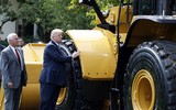 Tổng thống Trump đội mũ cao bồi, lái xe cứu hỏa để quảng cáo hàng Mỹ