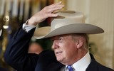 Tổng thống Trump đội mũ cao bồi, lái xe cứu hỏa để quảng cáo hàng Mỹ