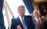 Tổng thống Trump đội mũ cao bồi, lái xe cứu hỏa để quảng cáo hàng Mỹ