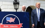 Tổng thống Trump đội mũ cao bồi, lái xe cứu hỏa để quảng cáo hàng Mỹ