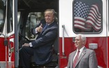 Tổng thống Trump đội mũ cao bồi, lái xe cứu hỏa để quảng cáo hàng Mỹ