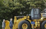 Tổng thống Trump đội mũ cao bồi, lái xe cứu hỏa để quảng cáo hàng Mỹ