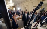 Tổng thống Trump đội mũ cao bồi, lái xe cứu hỏa để quảng cáo hàng Mỹ