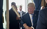 Tổng thống Trump đội mũ cao bồi, lái xe cứu hỏa để quảng cáo hàng Mỹ