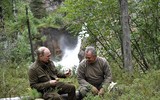 Kì nghỉ ngắn ngày của Tổng thống Putin: Tắm năng, bắt cá và leo núi