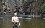 Kì nghỉ ngắn ngày của Tổng thống Putin: Tắm năng, bắt cá và leo núi