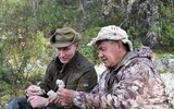 Kì nghỉ ngắn ngày của Tổng thống Putin: Tắm năng, bắt cá và leo núi