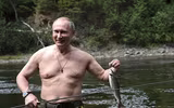 Kì nghỉ ngắn ngày của Tổng thống Putin: Tắm năng, bắt cá và leo núi