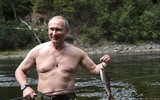 Kì nghỉ ngắn ngày của Tổng thống Putin: Tắm năng, bắt cá và leo núi