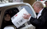 Tổng thống Trump cùng vợ đến thăm các nạn nhân sau cơn bão Harvey