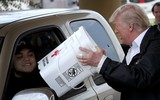 Tổng thống Trump cùng vợ đến thăm các nạn nhân sau cơn bão Harvey