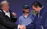 Tổng thống Trump cùng vợ đến thăm các nạn nhân sau cơn bão Harvey