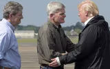 Tổng thống Trump cùng vợ đến thăm các nạn nhân sau cơn bão Harvey