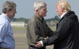 Tổng thống Trump cùng vợ đến thăm các nạn nhân sau cơn bão Harvey