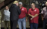 Tổng thống Trump cùng vợ đến thăm các nạn nhân sau cơn bão Harvey