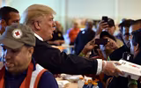 Tổng thống Trump cùng vợ đến thăm các nạn nhân sau cơn bão Harvey