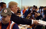 Tổng thống Trump cùng vợ đến thăm các nạn nhân sau cơn bão Harvey