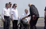 Tổng thống Trump cùng vợ đến thăm các nạn nhân sau cơn bão Harvey