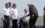 Tổng thống Trump cùng vợ đến thăm các nạn nhân sau cơn bão Harvey