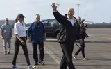 Tổng thống Trump cùng vợ đến thăm các nạn nhân sau cơn bão Harvey