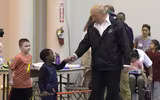 Tổng thống Trump cùng vợ đến thăm các nạn nhân sau cơn bão Harvey