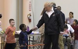 Tổng thống Trump cùng vợ đến thăm các nạn nhân sau cơn bão Harvey