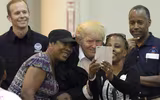 Tổng thống Trump cùng vợ đến thăm các nạn nhân sau cơn bão Harvey