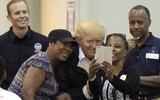 Tổng thống Trump cùng vợ đến thăm các nạn nhân sau cơn bão Harvey