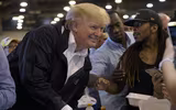 Tổng thống Trump cùng vợ đến thăm các nạn nhân sau cơn bão Harvey