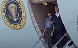 Tổng thống Trump cùng vợ đến thăm các nạn nhân sau cơn bão Harvey