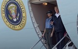 Tổng thống Trump cùng vợ đến thăm các nạn nhân sau cơn bão Harvey
