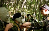 Lạ lùng: Trường trung học dạy trẻ em bắn súng, nhảy dù tại Nga