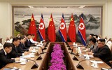 [ẢNH] Hàng trăm nghìn người Triều Tiên đổ ra đường chào đón ông Tập Cận Bình