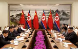 [ẢNH] Hàng trăm nghìn người Triều Tiên đổ ra đường chào đón ông Tập Cận Bình