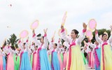 [ẢNH] Hàng trăm nghìn người Triều Tiên đổ ra đường chào đón ông Tập Cận Bình