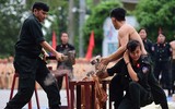 Nữ sinh cảnh sát xinh đẹp múa côn hai tay, 