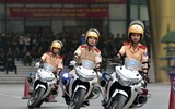 Nữ sinh cảnh sát xinh đẹp múa côn hai tay, 