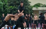 Nữ sinh cảnh sát xinh đẹp múa côn hai tay, 