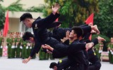 Nữ sinh cảnh sát xinh đẹp múa côn hai tay, 