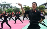 Nữ sinh cảnh sát xinh đẹp múa côn hai tay, 