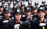 Nữ sinh cảnh sát xinh đẹp múa côn hai tay, 