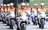 Nữ sinh cảnh sát xinh đẹp múa côn hai tay, 