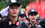 Nữ sinh cảnh sát xinh đẹp múa côn hai tay, 