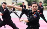 Nữ sinh cảnh sát xinh đẹp múa côn hai tay, 