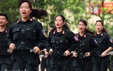 Nữ sinh cảnh sát xinh đẹp múa côn hai tay, 
