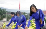 Những khoảnh khắc xúc động tại nghĩa trang liệt sỹ Điện Biên