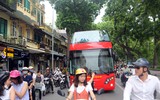 Ngắm xe buýt 2 tầng mui trần chạy trên phố trung tâm Hà Nội