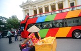 Ngắm xe buýt 2 tầng mui trần chạy trên phố trung tâm Hà Nội