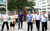 Lãnh đạo thành phố Hà Nội thăm hỏi bệnh nhân sốt xuất huyết